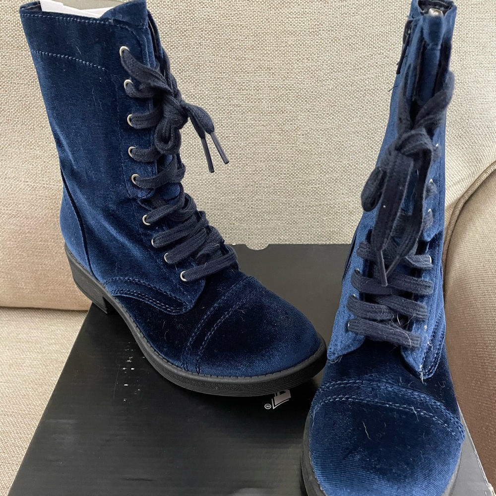 Blue velvet boots with zipper side